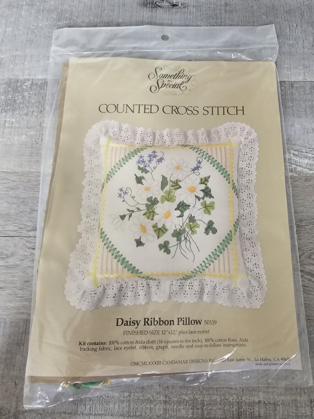 1983 Something Special “Daisy Ribbon Pillow” Counted Cross Stitch 50119 New 242d